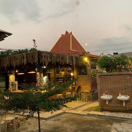 Djoglo Djatimalang Guesthouse Blitar Esterno foto