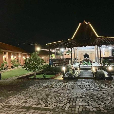 Djoglo Djatimalang Guesthouse Blitar Esterno foto