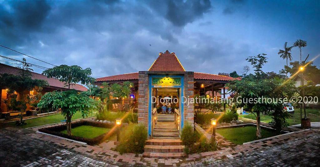Djoglo Djatimalang Guesthouse Blitar Esterno foto