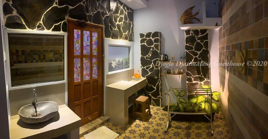Djoglo Djatimalang Guesthouse Blitar Esterno foto