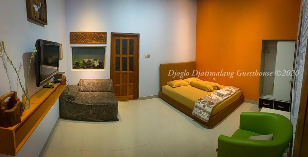 Djoglo Djatimalang Guesthouse Blitar Esterno foto