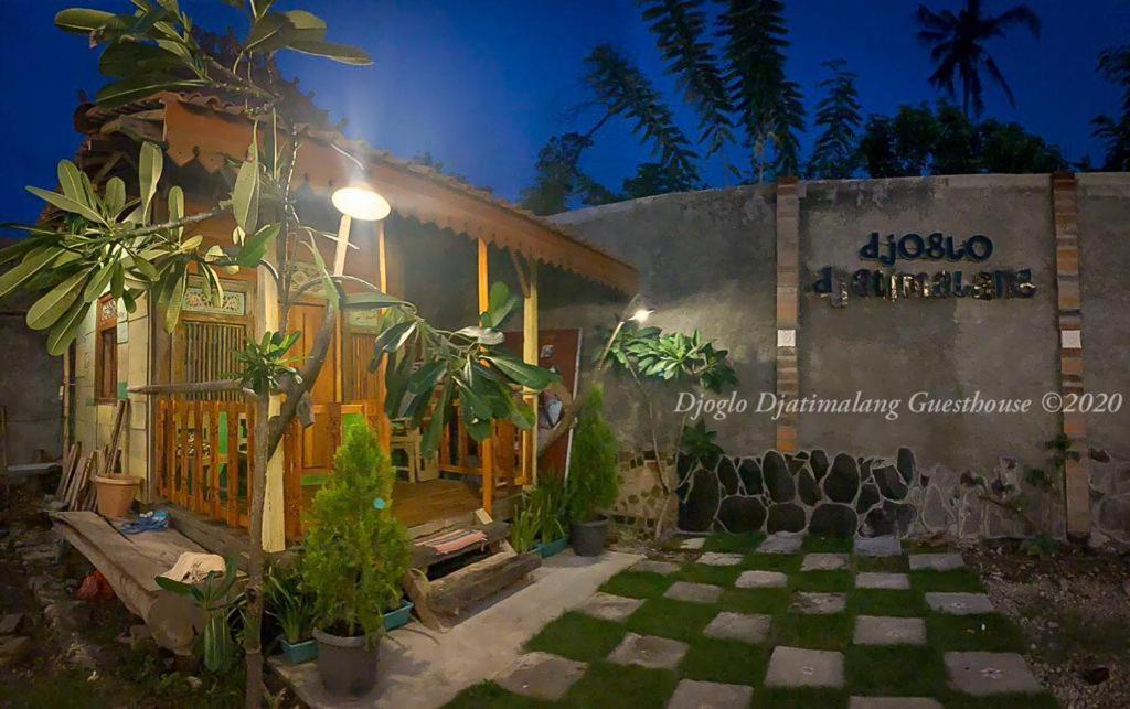 Djoglo Djatimalang Guesthouse Blitar Esterno foto