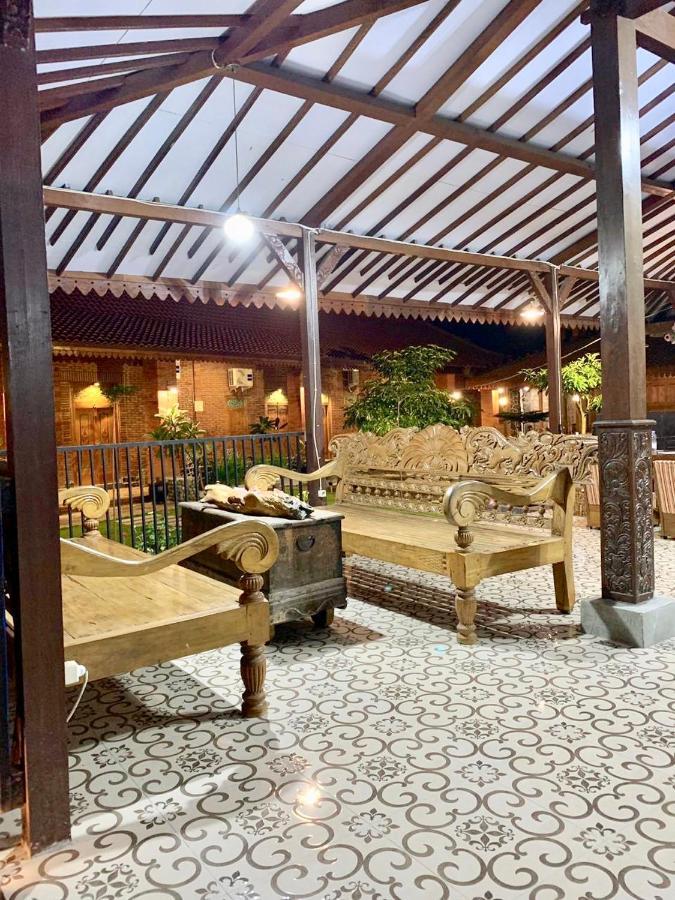 Djoglo Djatimalang Guesthouse Blitar Esterno foto
