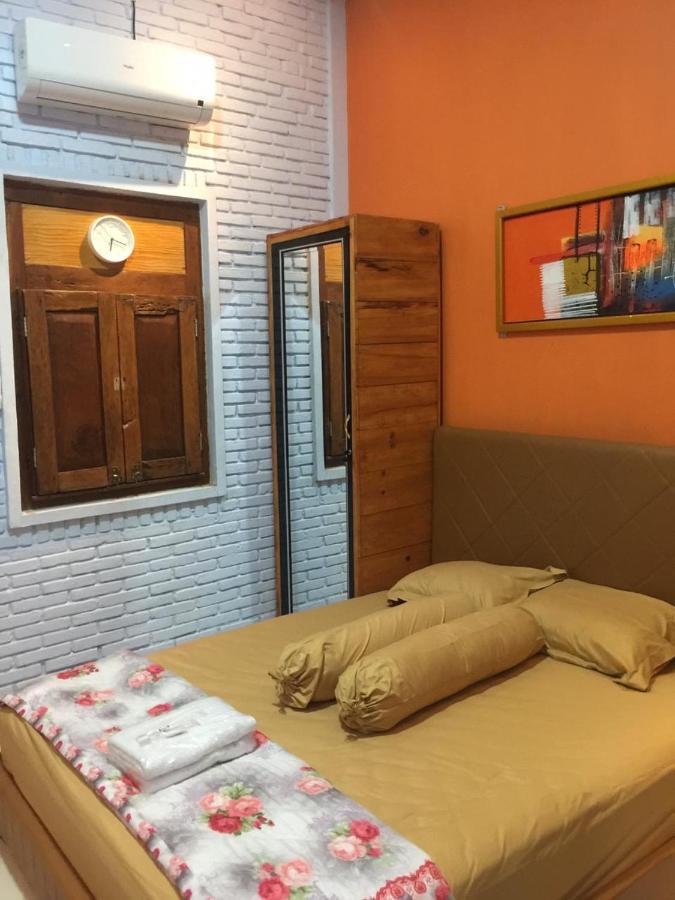 Djoglo Djatimalang Guesthouse Blitar Esterno foto