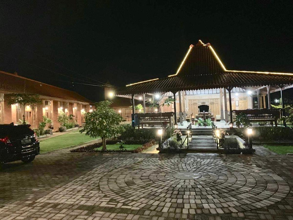 Djoglo Djatimalang Guesthouse Blitar Esterno foto