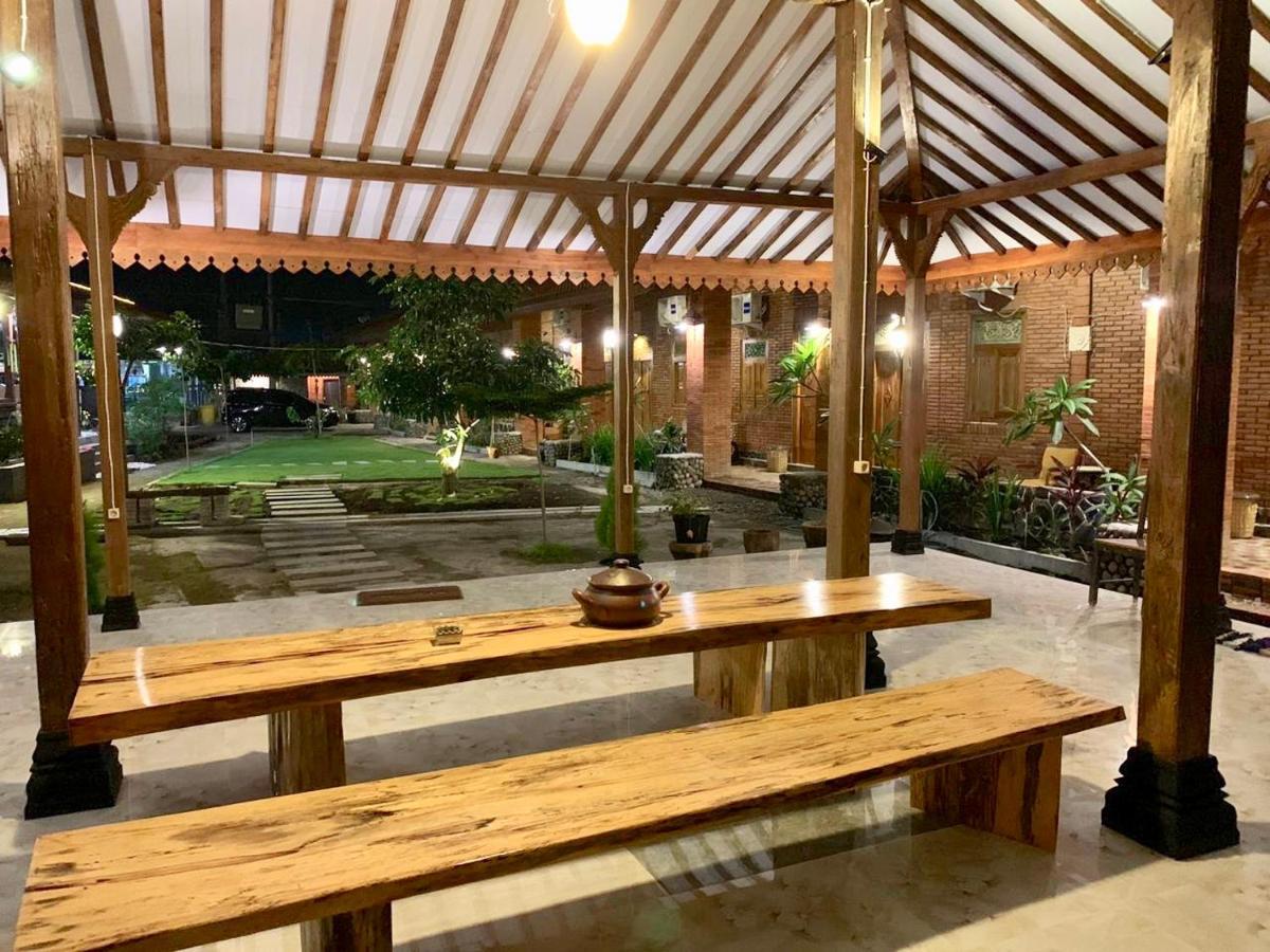 Djoglo Djatimalang Guesthouse Blitar Esterno foto