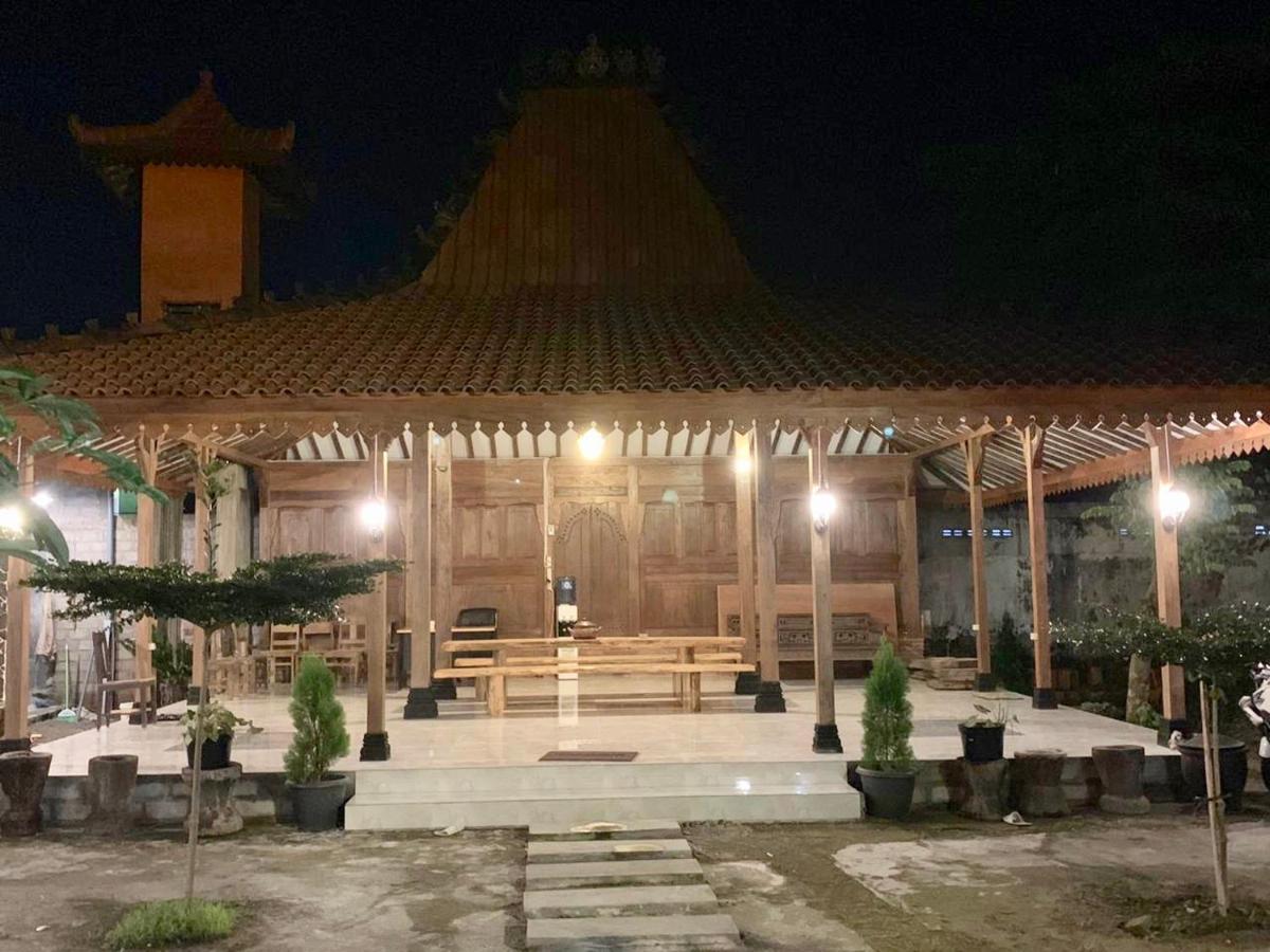 Djoglo Djatimalang Guesthouse Blitar Esterno foto