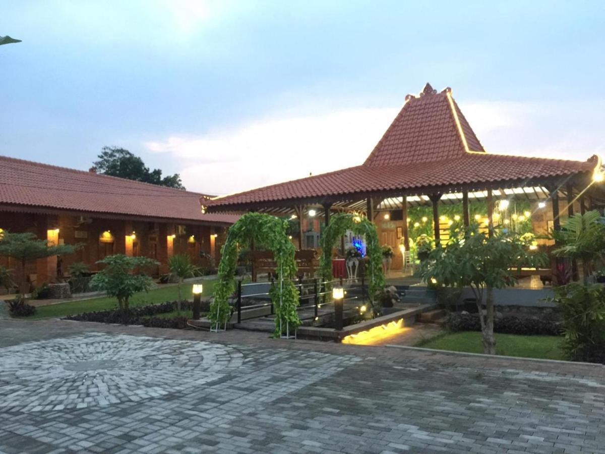 Djoglo Djatimalang Guesthouse Blitar Esterno foto
