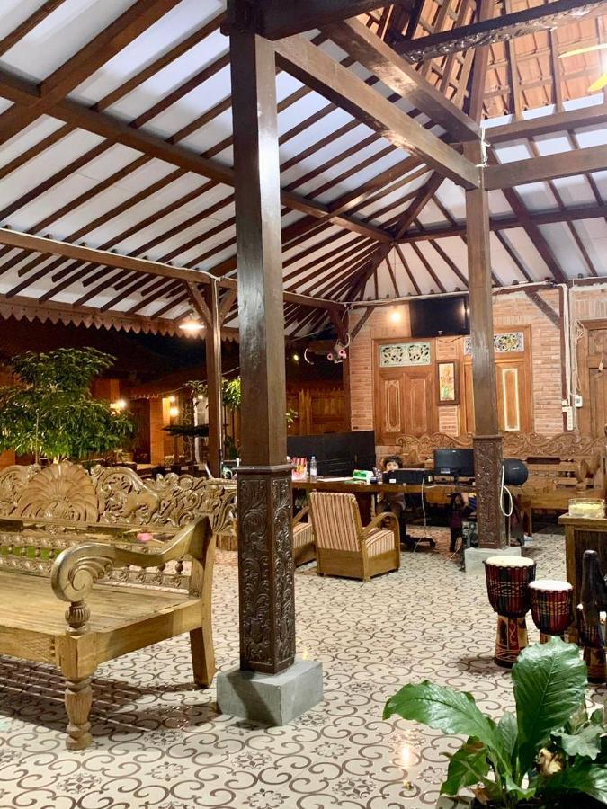 Djoglo Djatimalang Guesthouse Blitar Esterno foto