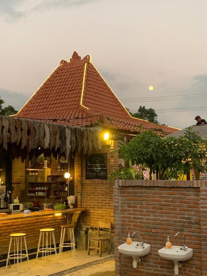 Djoglo Djatimalang Guesthouse Blitar Esterno foto