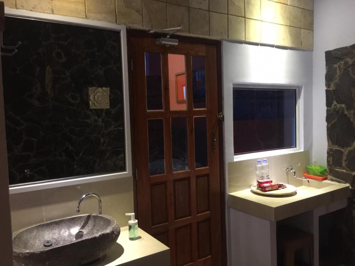 Djoglo Djatimalang Guesthouse Blitar Esterno foto
